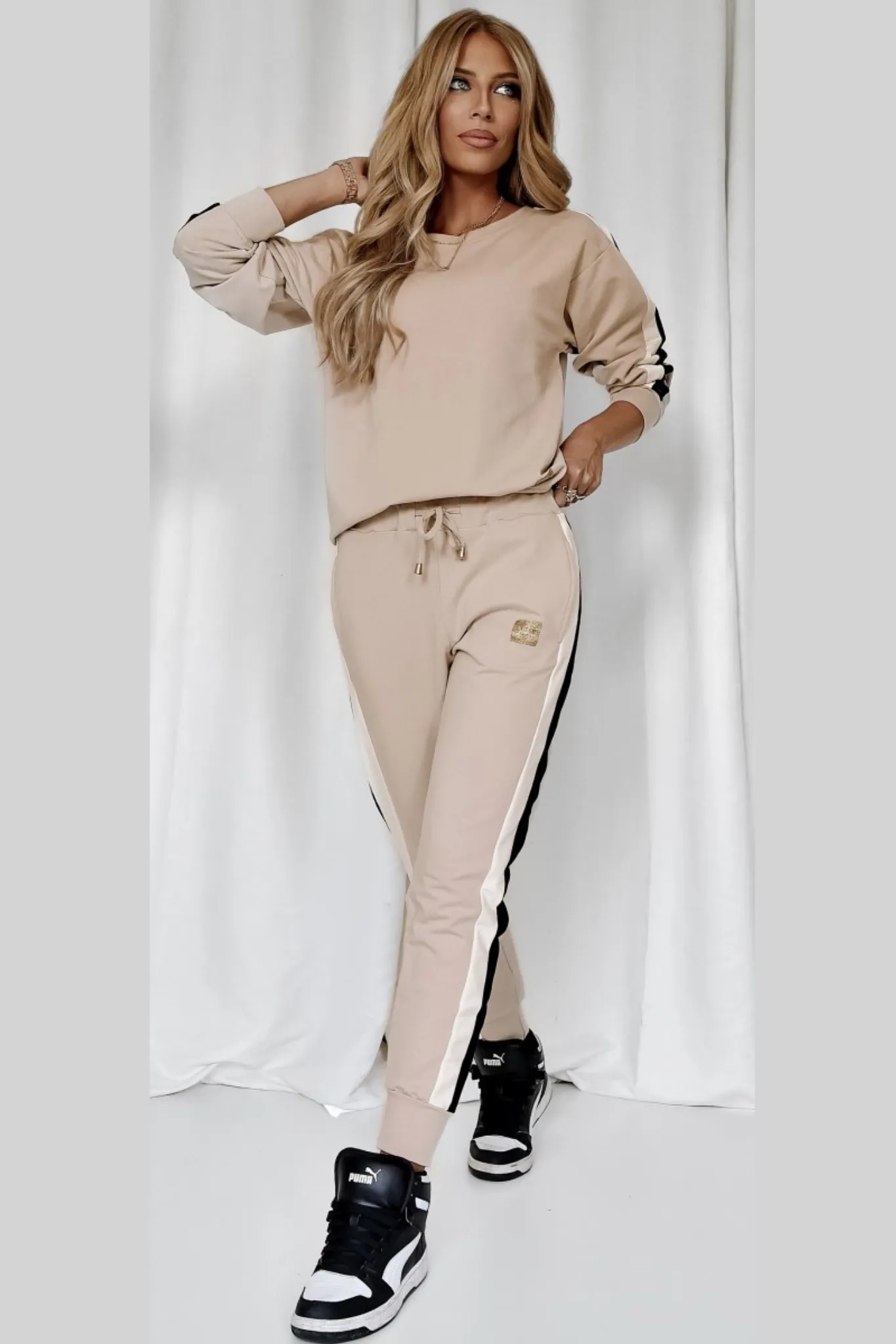 Completo tuta casual sport beige in cotone con bande decorative marrone e panna