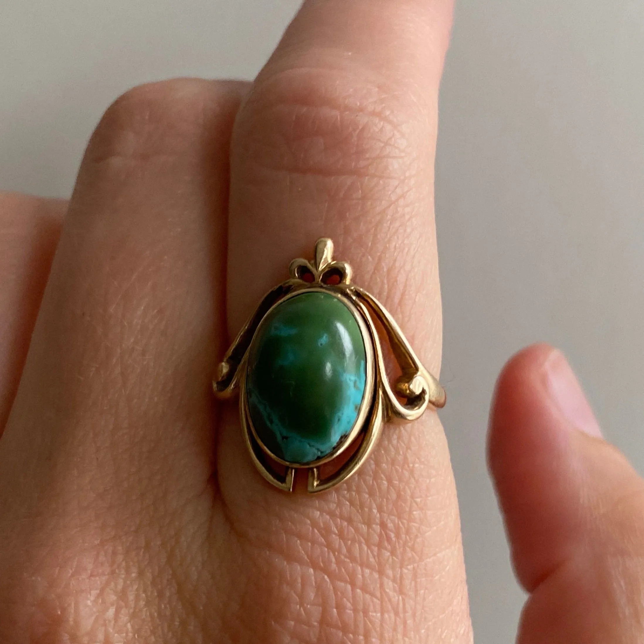 V I N T A G E // crowned turquoise / 14k yellow gold with bold natural turquoise cabochon / size 5.75